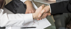 empresarios dando la mano